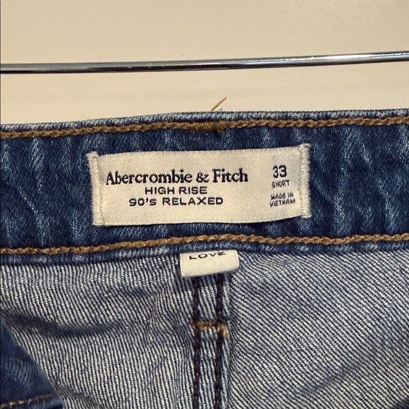 Abercrombie & Fitch Curve Love 90's Relaxed High Rise Jeans - Picture 3 of 4